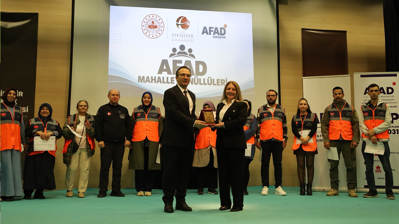 Gönüllülere Belgeleri Verildi