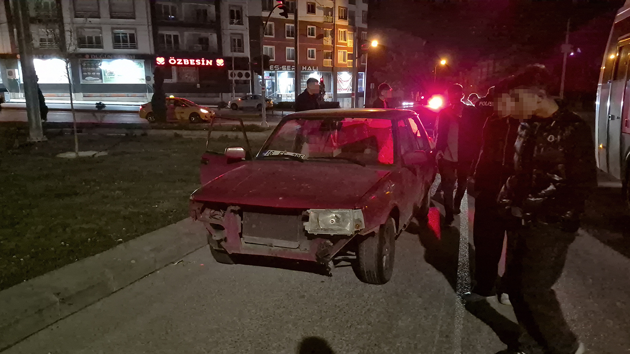 Hasarlı Ve Farları Yanmayan Araç Dikkat Çekti