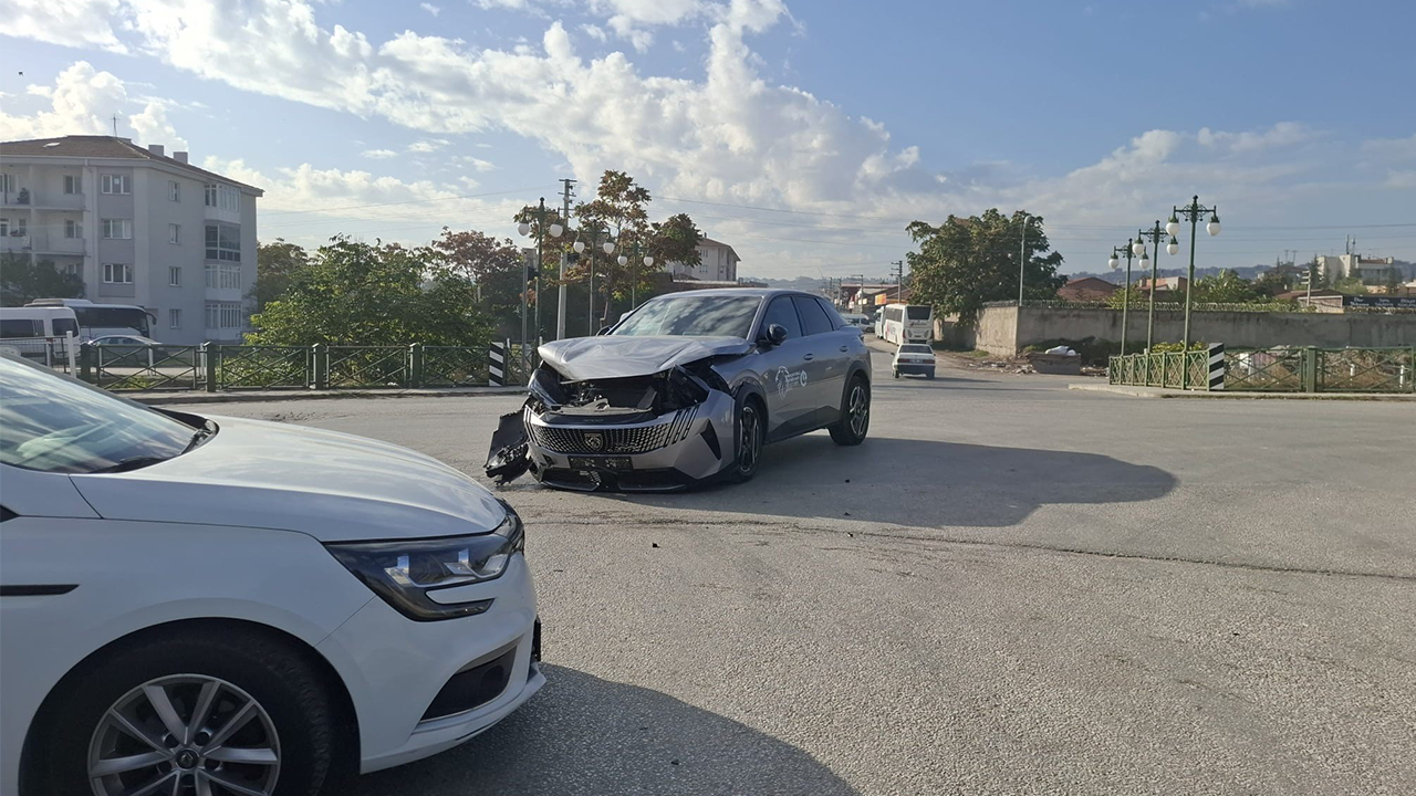 İki Sokağın Kesişiminde Araçlar Çarpıştı