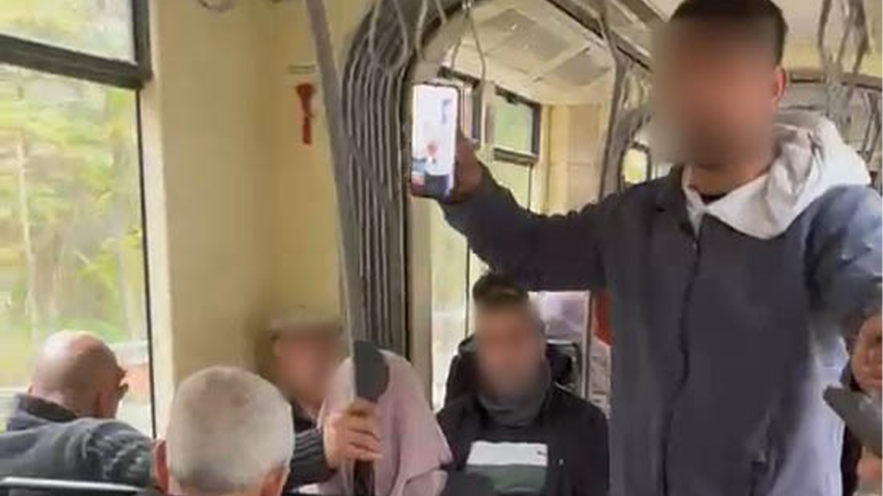 Kizim Hasta Yalaniyla Tramvayda Para Topladi