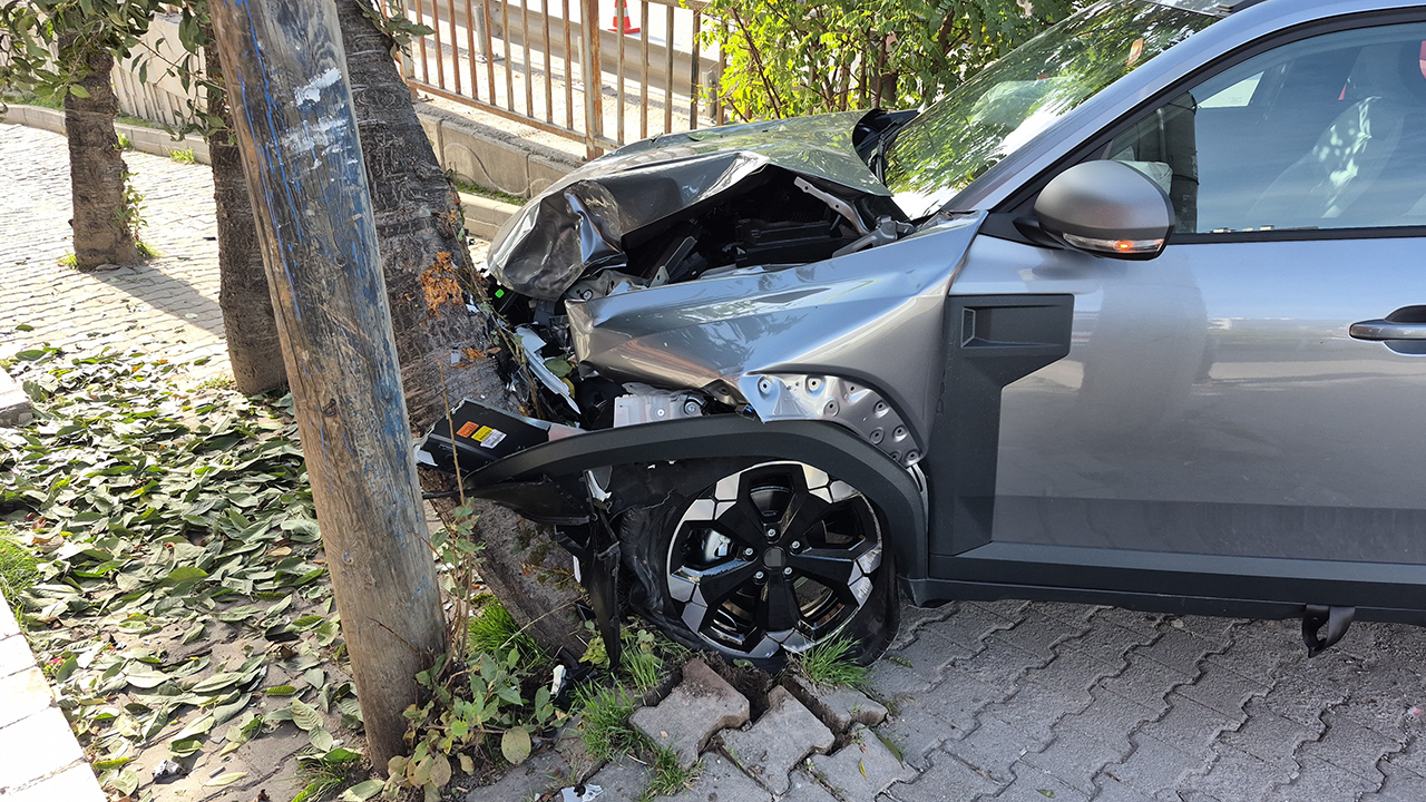 Kontrolden Çıkan Otomobil Ağaca Çarparak Durabildi