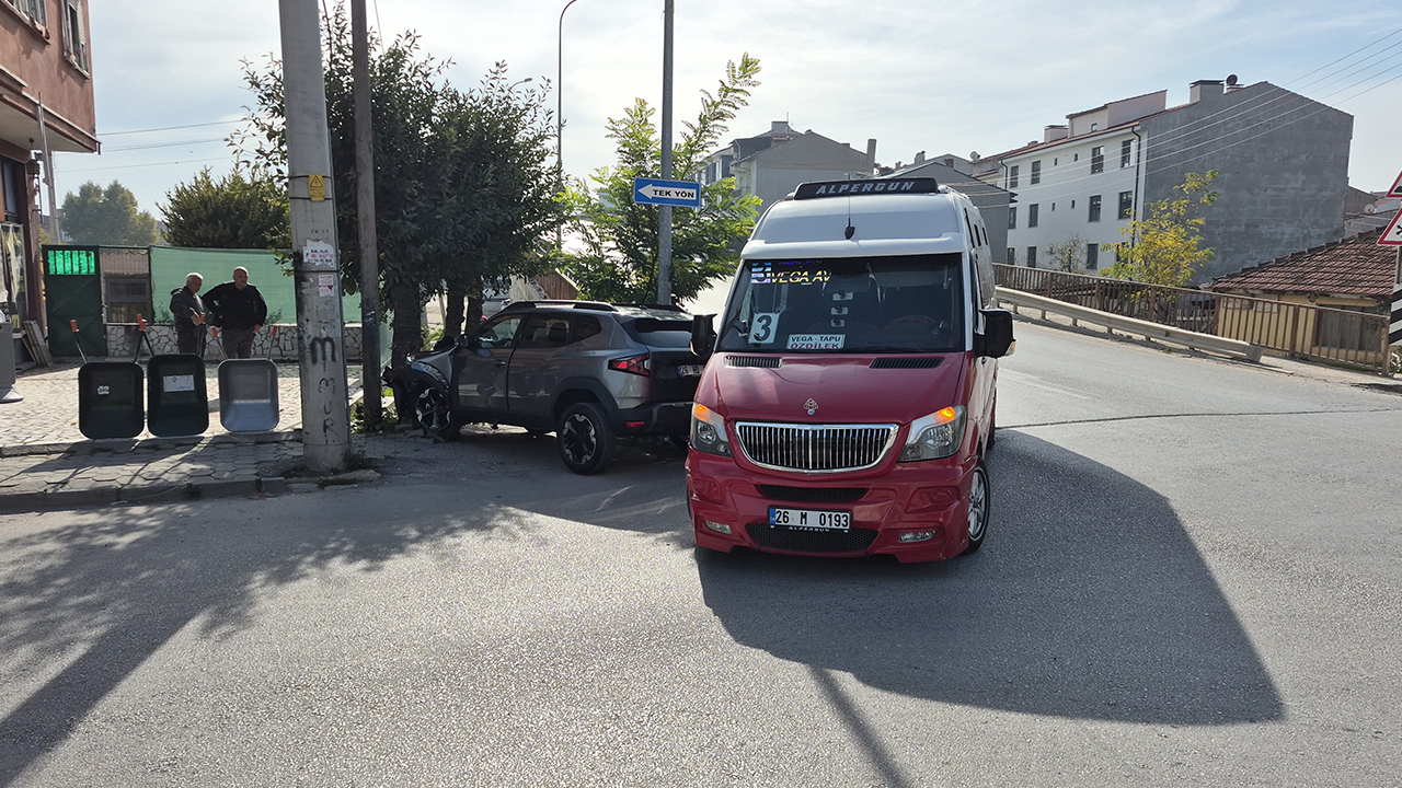 Kontrolden Çıkan Otomobil Dolmuşa Çarptı