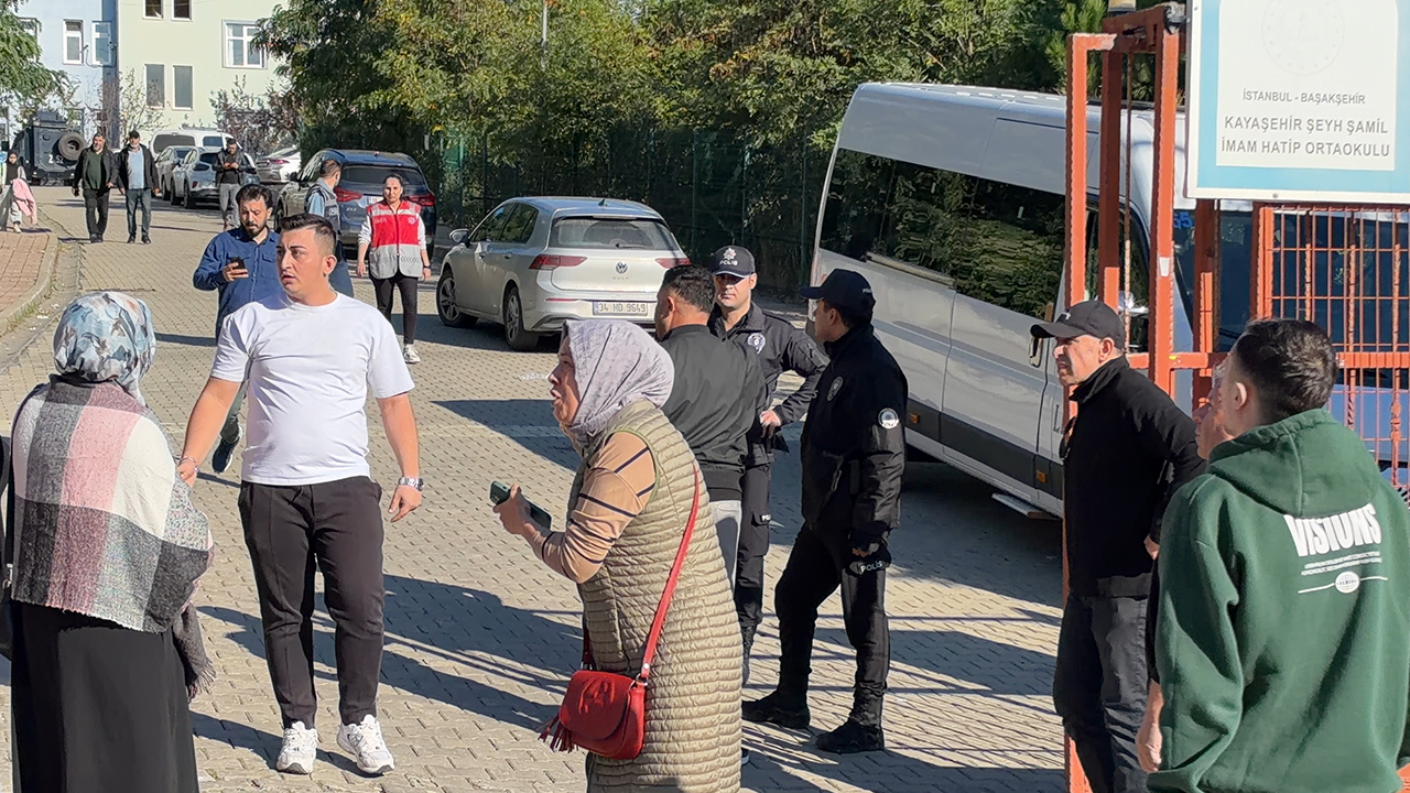 Korkunç Olay Sonrasi Veli̇ler Okula Koştu