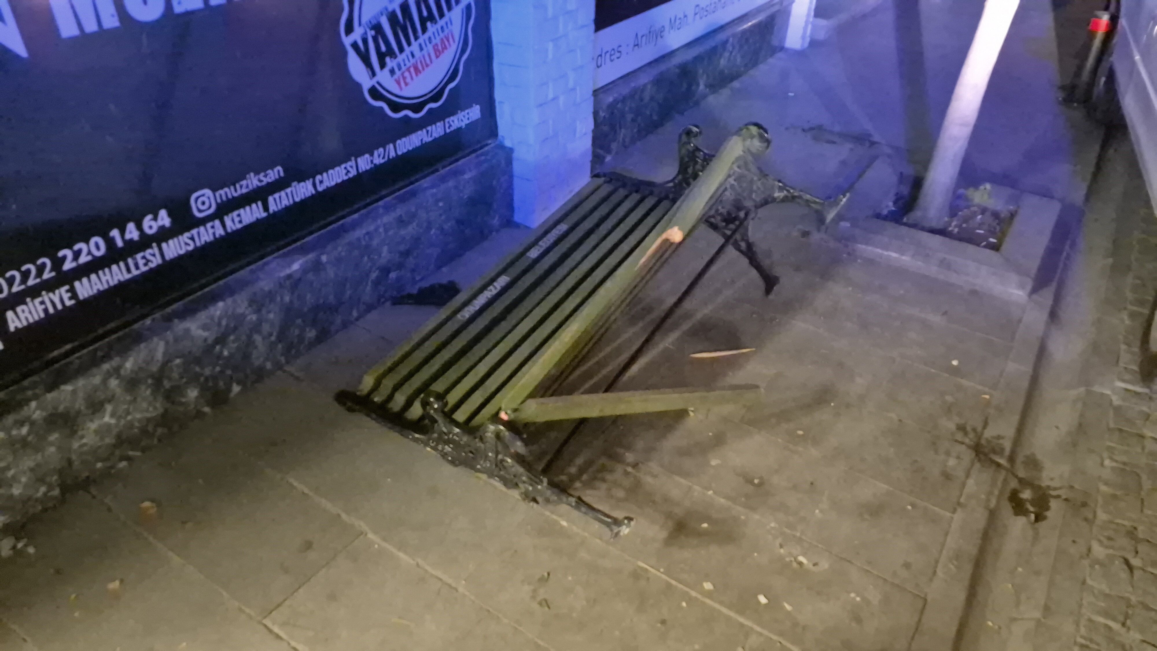 Otomobil Bankta Oturan 2 Çocuğa Çarptı.