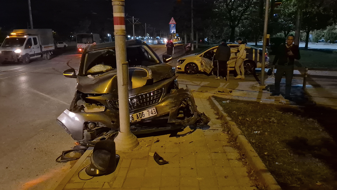 Savrulan Otomobil Direğe Çarptı