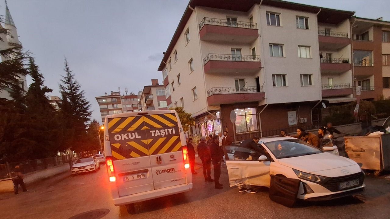 Servis Minibüsü İle Otomobil Çarpıştı