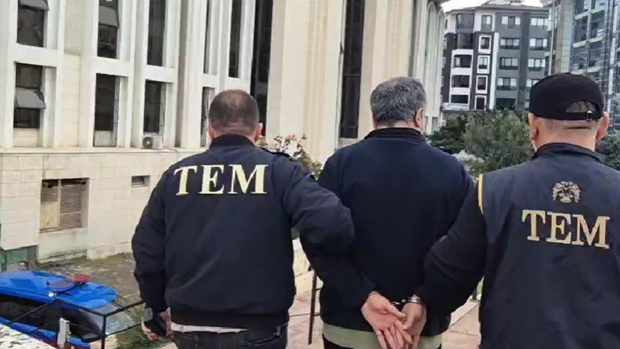 Türk Bayrağına ve Atatürk’e Hakaret Eden Öğretmen Tutuklandı!