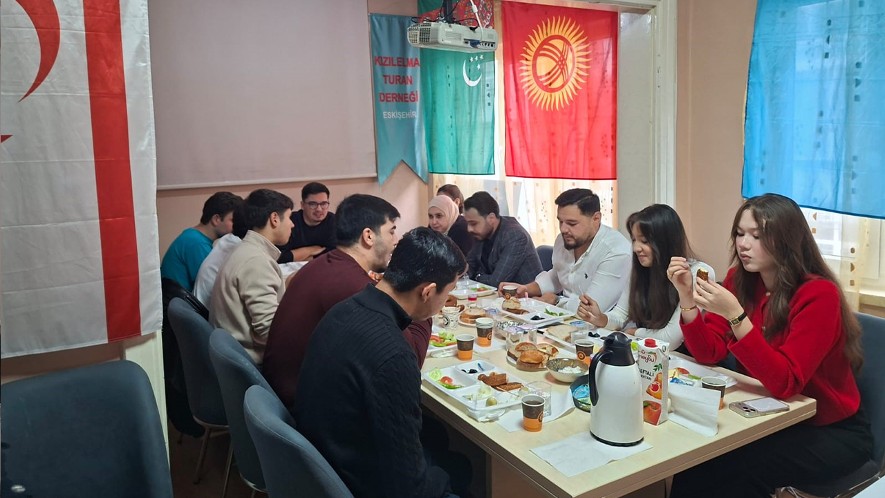 Türk Dünyasi Öğrenci̇leri̇ Ayni Sofrada Buluştu
