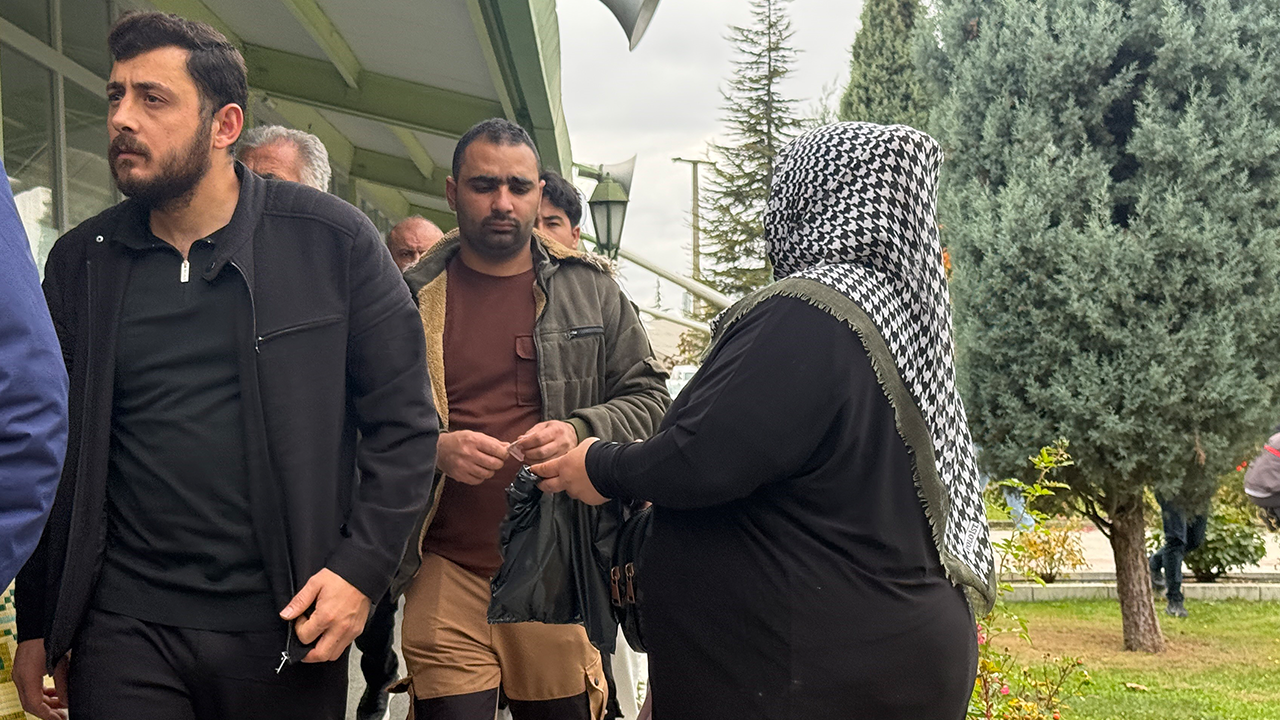 Vatandaşlar Çöp Poşetine Para Attı