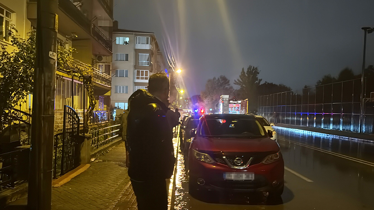 Yanan Otomobilini Sigara İçerek Seyretti