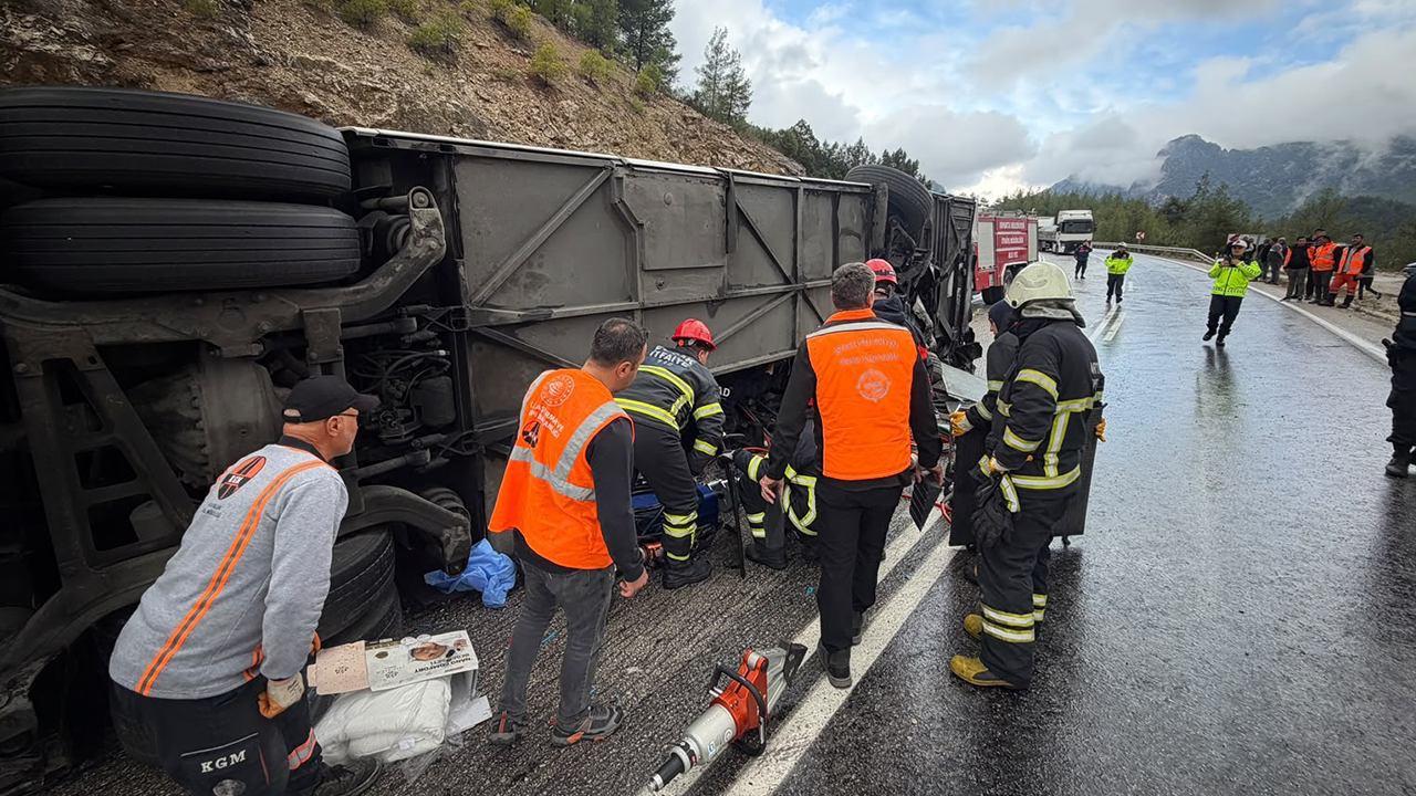 Yolcu Otobüsü Kontrolden Çıkarak Devrildi